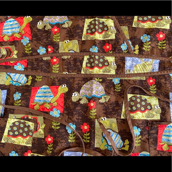 White Cross Brand Scrub Top, Turtle Scrubs, Size Large, tie waist - Picture 15 of 15